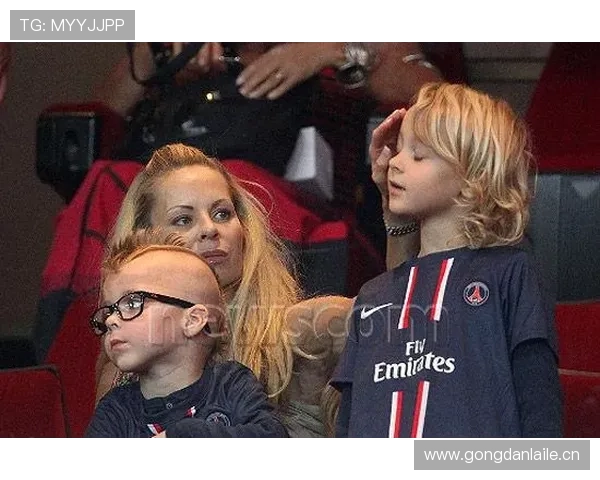 伊布这饭店一坐就是大半天，难怪身价飙那么高！