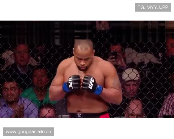 乔恩·琼斯在家练完拳顺手把保时捷钥匙扔泳池了