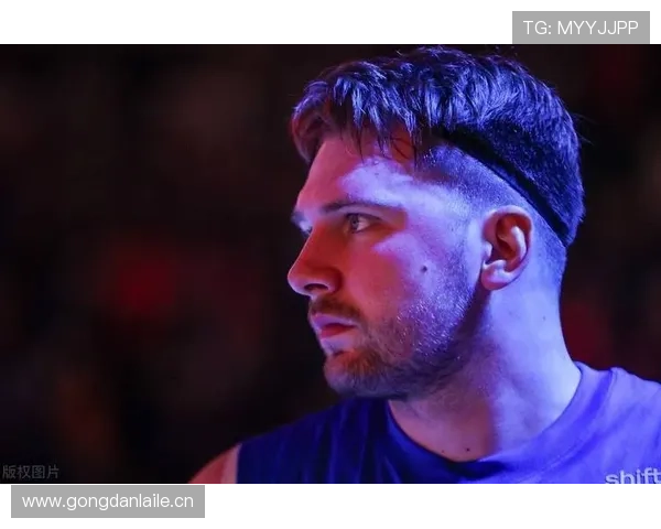 卢卡·东契奇拎着一个比我月供还贵的包，路人表情都懵了