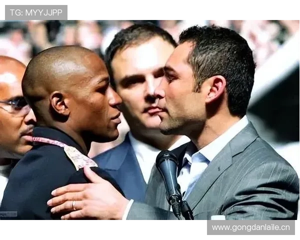 刷到弗洛伊德·梅威瑟的日常照——他的衣帽间像银行，我的钱包已经自动离职