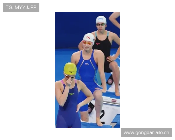 张雨霏赛场上像超人，下了水居然爱穿拖鞋逛街？