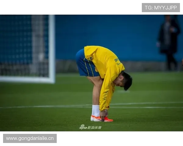 武磊家冰箱里塞满能量饮料，邻居说他半夜还在练射门