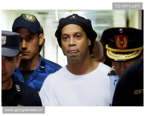 罗纳尔迪尼奥又晒豪宅,灯光比足球场还亮,这是惹谁了?